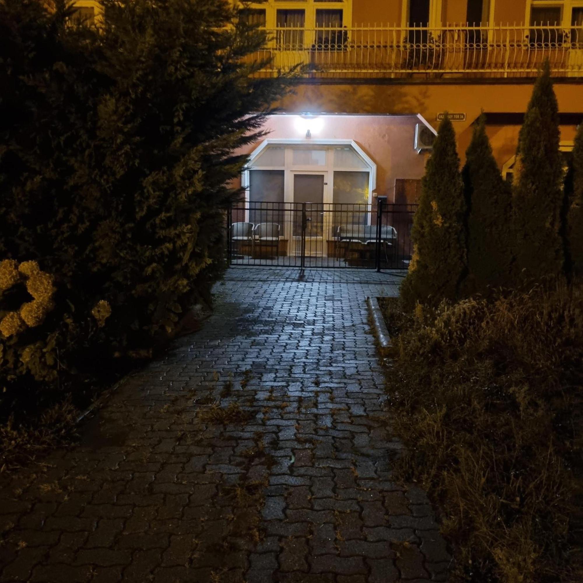 Kertvarosi Apartman Тисауйварош Екстериор снимка